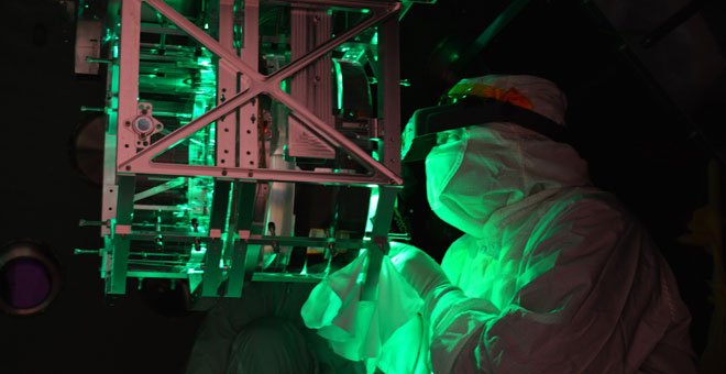 Un ingeniero trabaja en el interior del observatorio LIGO durante las labores de mantenimiento en octubre. / LIGO/ CALTECH