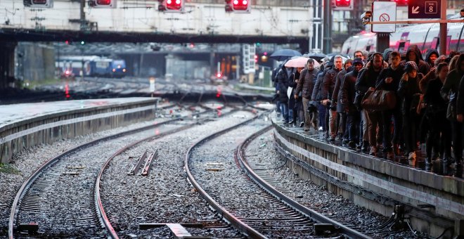09/12/2019- Viajeros intentan caminar en la estación de Saint-Lazare en París durante la huelga de transportes por la reforma de las pensiones. / REUTERS - CHRISTIAN HARTMANN