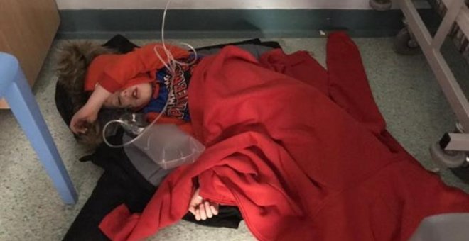 Jack Williment-Barr, el niño de cuatro años durmiendo en el suelo del hospital de Leed