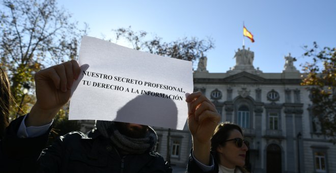 Concentración frente al Tribunal Supremo de Madrid contra el ataque a la libertad de prensa en Baleares que sufrieron los periodistas de Europa Press y el Diario de Mallorca. / EP