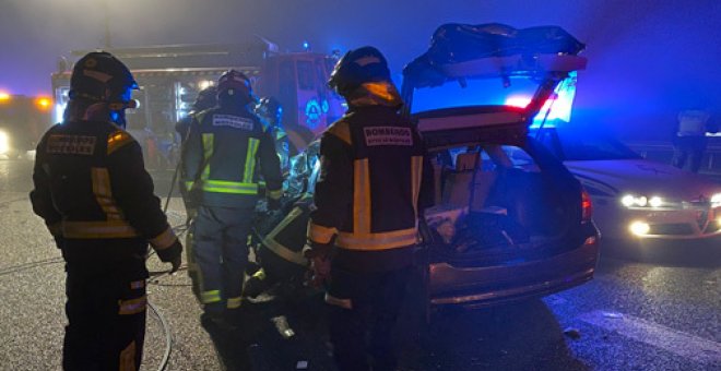 Bomberos intentan sacar al fallecido de su vehículo tras el accidente. 112 COMUNIDAD DE MADRID