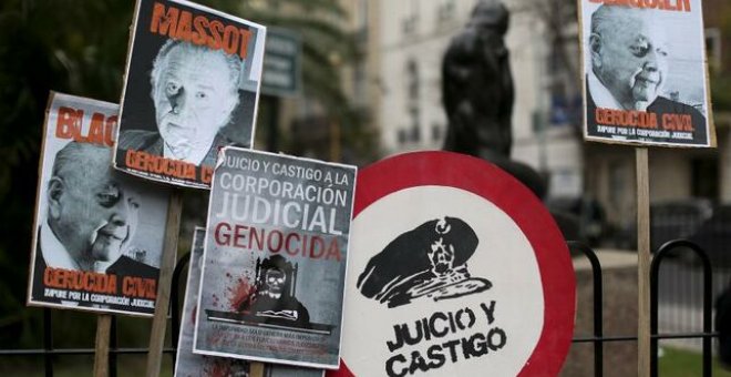 Imagen de archivo de carteles de denuncia durante una movilización de hijos de desaparecidos durante la dictadura militar argentina. EFE/David Fernández
