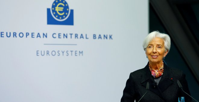 La flamante presidenta del BCE, Christine Lagarde, en el acto de su primera firma en los billetes de euro, en Fráncfort. REUTERS/Ralph Orlowski