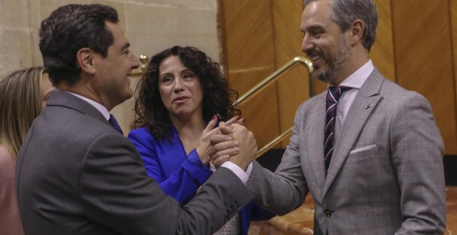 Juanma Moreno y Juan Bravo, junto a Rocío Ruiz. Europa Press