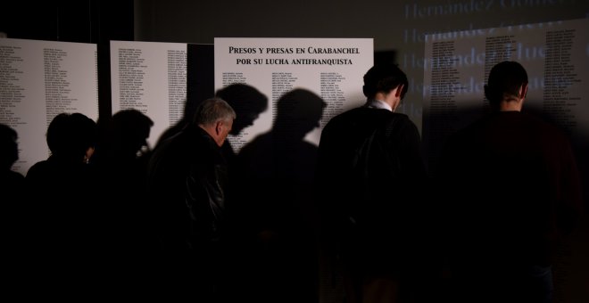 Los asistentes observan los carteles de memoriales de la Almudena y Carabanchel. / Fernando Sánchez