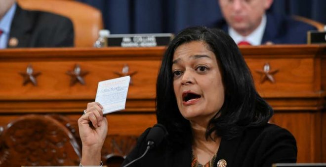 La Demócrata Pramila Jayapal muestra un ejemplar de la Constitución estadounidense durante la votación del Comité Judicial de la Cámara de Representantes. (ERIN SCOTT | REUTERS)