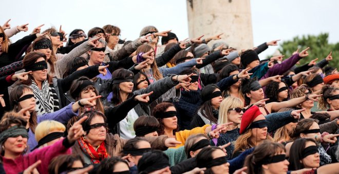 3/12/2019.- Más de 200 mujeres convocadas por la Asamblea Feminista de Valencia, han realizado una "intervención-réplica" en valenciano de la actuación creada por un grupo de mujeres en Chile bajo el título 'Un violador en tu camino'. EFE/Manuel Bruque