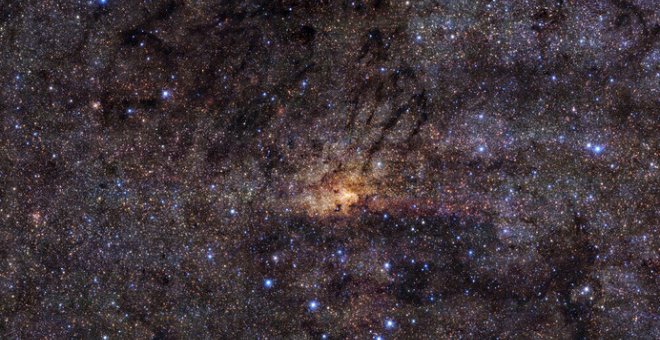Imagen de la región central de la Vía Láctea captada con gran resolución angular (0,2 segundos de arco) por el instrumento HAWK-I instalado en el Very Large Telescope del Observatorio Europeo Austral, en Chile. / ESO/Nogueras-Lara et al.