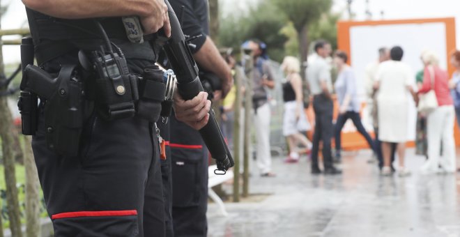 Agentes de la Ertzaintza en San Sebastián. EFE