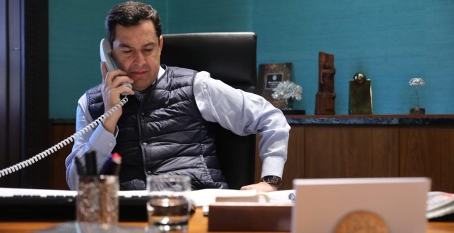 Juanma Moreno, en conversación telefónica en el despacho del presidente de la Junta  de Andalucía.