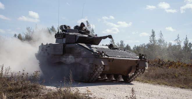 Imagen de un soldado en un tanque. Ministerio de Defensa.