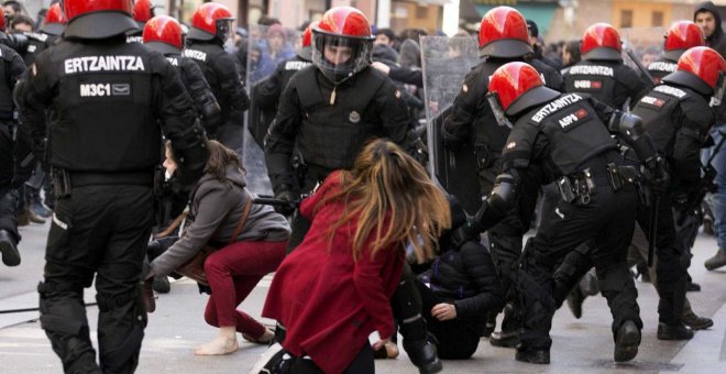 Antidisturbios de la Ertzaintza en una imagen de archivo. DAVID AGUILAR / EFE