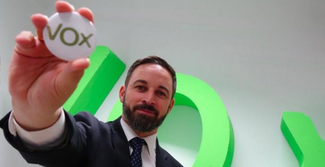 Santiago Abascal, líder de Vox, exhibiendo un pin de esa formación / EFE