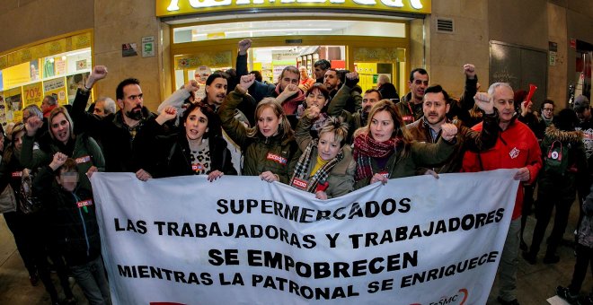 21/12/2019.- Concentración en Gijón frente al Alimerka de la calle Marqués de San Esteban durante la huelga general que arrancó el pasado sábado. / EFE - ALBERTO MORANTE