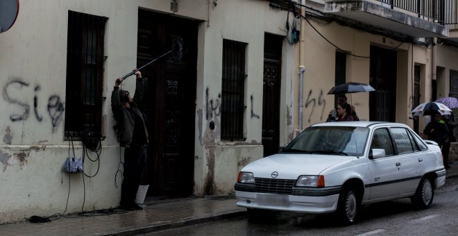 La casa del rodaje de la película 'La mort de Guillem' aparece con pintadas fascistas durante la grabación. / LA LLUITA CONTINUA