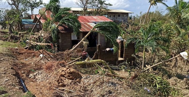 El municipio Balasan (Filipinas) tras el paso del tifón 'Úrsula'. / EFE