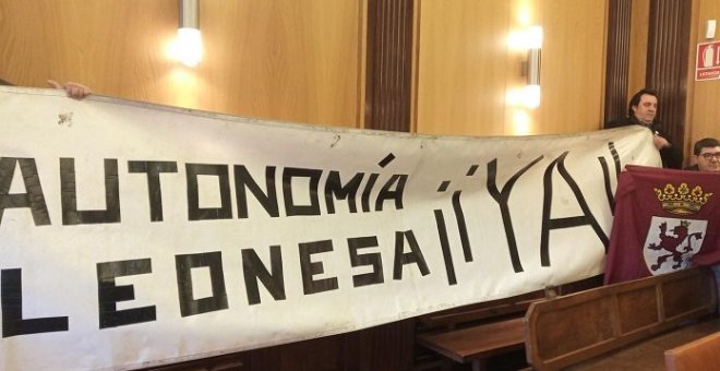 Pancarta desplegada en el pleno del Ayuntamiento de León en favor de la autonomía de la Región Leonesa. - EUROPA PRESS