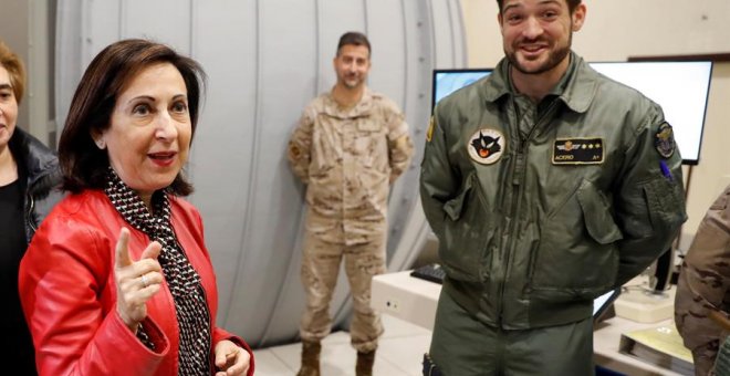 MADRID, 26/12/2019.- La ministra de Defensa en funciones, Margarita Robles, durante su visita este jueves la Base Aérea de Torrejón de Ardoz para conocer las características y funcionamiento del simulador C15, del Ala12, una de las unidades principales de