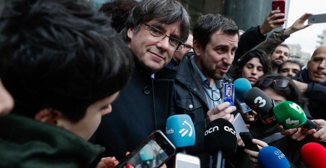 Carles Puigdemont y Antoni Comin en una rueda de prensa en Bélgica. EFE/EPA/STEPHANIE LECOCQ