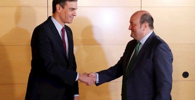 30/12/2019.- El presidente del Gobierno en funciones, Pedro Sánchez (i), y el presidente del PNV, Andoni Ortuzar (d), durante la firma del acuerdo para la investidura de Sánchez. / EFE - BALLESTEROS