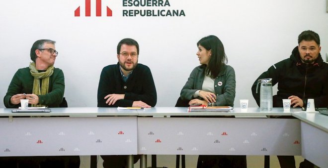 La secretaria general adjunta y portavoz de ERC, Marta Vilalta (2d), el presidente del Consell Nacional de los republicanos, Josep Maria Jové (i), el coordinador nacional del partido y vicepresidente de la Generalitat, Pere Aragonés (2i), y el portavoz en