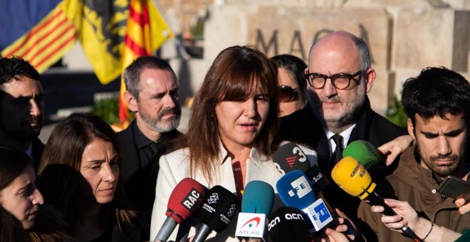 La portavoz del Grupo Junts per Catalunya en el Congreso de los Diputados, Laura Borràs, realiza una declaración ante los medios de comunicación durante la ofrenda floral a la tumba de Francesc Macià, en Montjuic (Barcelona) a 25 de diciembre de 2019. - P