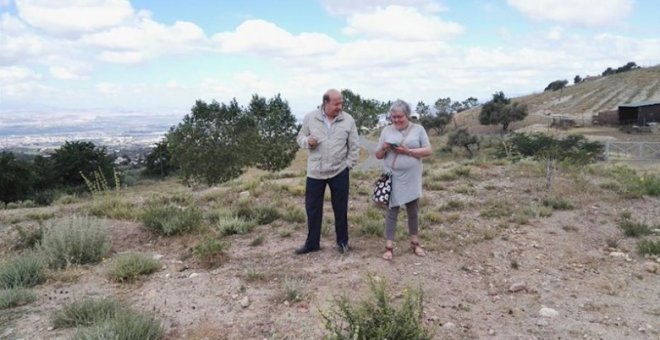 La nieta del maestro republicano Dióscoro Galindo, Nieves García Catalán, en una foto de archivo en el paraje en el que éste fue fusilado en agosto de 1936 junto al poeta Federico García Lorca, entre Alfacar y Víznar, en Granada. EUROPA PRESS/ARCHIVO