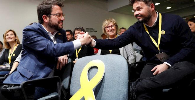 02/01/2020.- El coordinador nacional de Esquerra Republicana de Catalunya (ERC), Pere Aragonés (i), y el portavoz en el Congreso, Gabriel Rufián (d), se saludan tras la aprobación del acuerdo con el PSOE durante el Consell Nacional de ERC celebrado este j