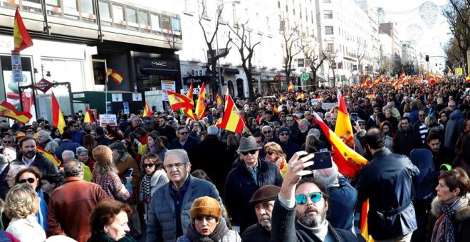 Vista de los participantes en la manifestación celebrada hoy en Madrid, convocada en redes sociales bajo en lema "Por el Futuro de España Unida", coincidiendo con la primera sesión de la jornada de investidura de Pedro Sánchez. EFE/Zipi