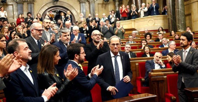 Torra recibe el aplauso de los diputados independentistas en el Parlament de Catalunya. (QUIQUE GARCÍA | EFE)