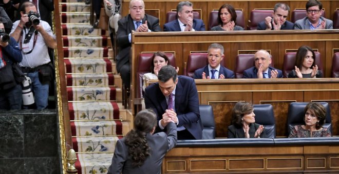 Pablo Iglesias estrecha la mano a Pedro Sánchez tras su intervención durante la investidura / Daniel Gago - Podemos