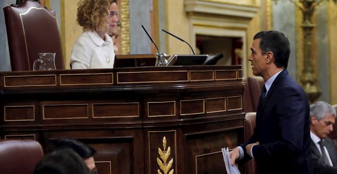 El presidente del Gobierno en funciones, Pedro Sánchez, se dirige a la presidenta del Congreso, Meritxell Batet, durante la segunda jornada del debate de su investidura como presidente del Gobierno en el Congreso de los Diputados. EFE/Juan Carlos Hidalgo