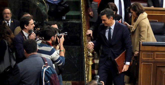 El presidente del Gobierno en funciones, Pedro Sánchez, y la vicepresidenta en funciones, Carmen Calvo, abandonan el hemiciclo al final de la segunda jornada del debate de investidura en el Congreso de los Diputados. EFE/Juan Carlos Hidalgo