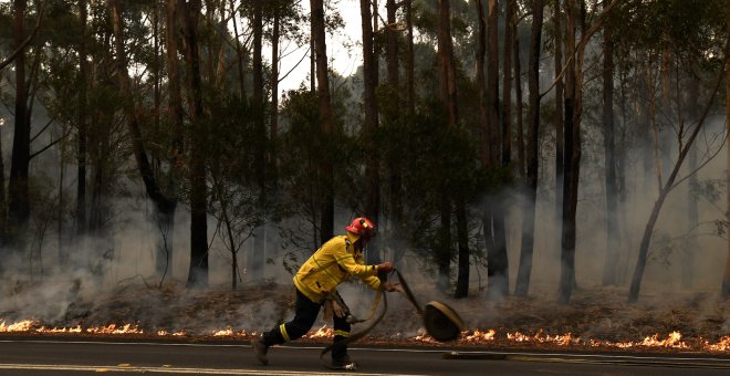Un bombero trata de extinguir el fuego en una localidad de Nueva Gales del Sur. REUTERS