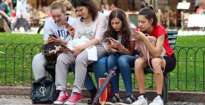 Jóvenes utilizan el móvil. PIXABAY