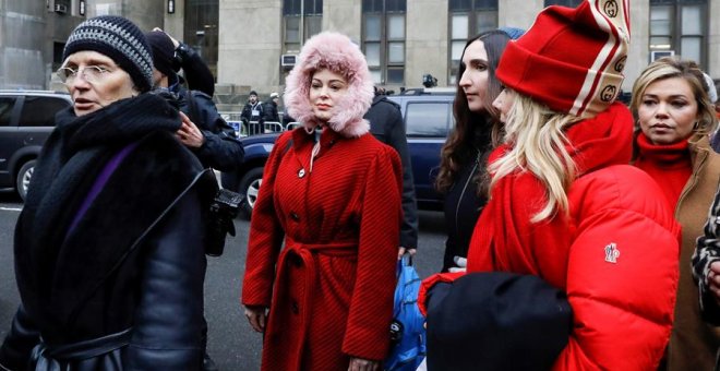 Las actrices Ellen Barkin, Rose McGowan, Rosanna Arquette y Lauren Sivan, a las puertas del tribunal que juzga a Harvey Weinstein