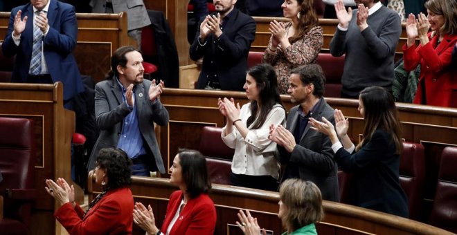 El líder de Unidas Podemos, Pablo Iglesias, es aplaudido tras su intervención este martes en el Congreso, en el que se celebra la tercera jornada de la sesión de investidura de Pedro Sánchez como presidente del Gobierno.- EFE/Mariscal