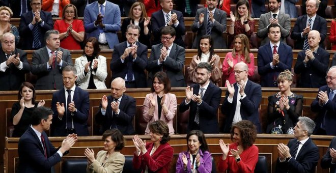 El presidente del gobierno en funciones Pedro Sánchez (i), es aplaudido por su grupo tras su intervención