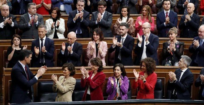 El president del Govern espanyol, Pedro Sánchez (i), és aplaudit pel seu grup després de la seva intervenció a la investidura. / EFE