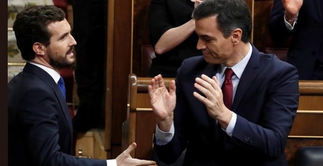 El candidato socialista Pedro Sánchez (d), que logró este martes la confianza del Congreso para un nuevo mandato como presidente del Gobierno, al lograr una estrecha mayoría de 167 votos a favor, 165 en contra y 18 abstenciones, recibe el saludo del líder