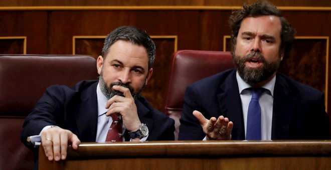 07/01/2019 . El líder del Vox, Santiago Abascal (i), e Iván Espinosa de los Monteros, este martes en el Congreso. / EFE - JUAN CARLOS  HIDALGO