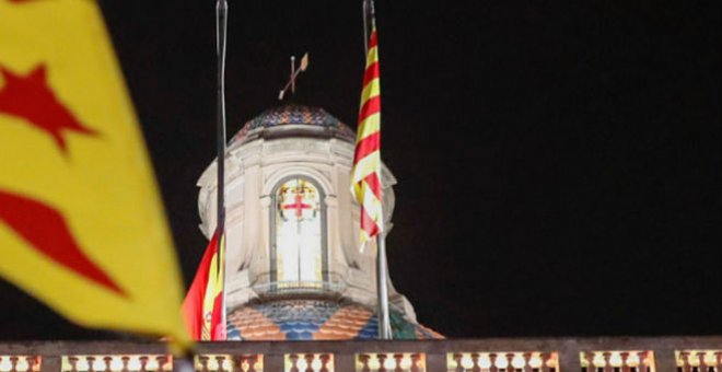 La bandera d'Espanya, retirada del Palau de la Generalitat durant una concentració en suport al president Quim Torra després que la JEC l'inhabilités com a diputat del Parlament.