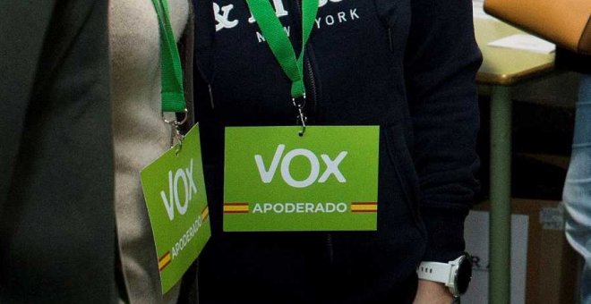 Credenciales de dos apoderados de Vox durante las elecciones generales. / EFE - LUCA PIERGIOVANNI