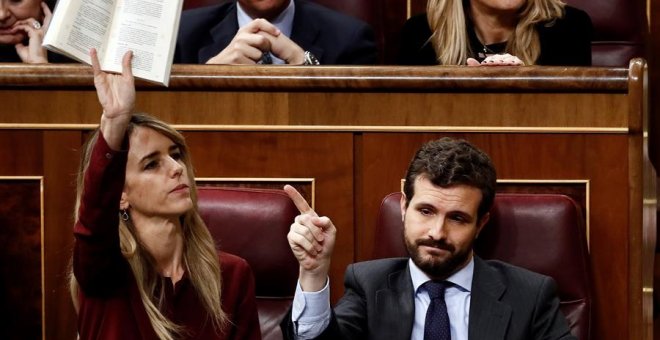 El presidente del PP, Pablo Casado, junto a su portavoz, Cayetana Álvarez de Toledo, este domingo en el Congreso de los Diputados al comienzo de la segunda jornada del debate de investidura de Pedro Sánchez como presidente del Gobierno. EFE/Mariscal