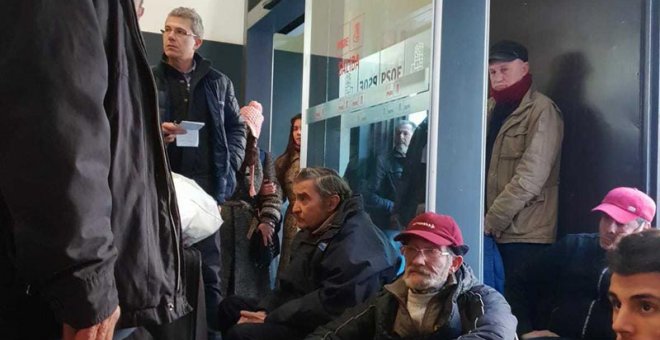 Algunos de las personas convocadas por Hogar Social en la sede central del PSOE en la calle Ferraz de Madrid. (PÚBLICO)