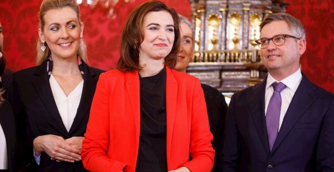 07-01-2020.- La nueva ministra de Justicia de Austria, Alma Zadic (centro), toma posesión de su cargo. EFE/EPA/FLORIAN WIESER
