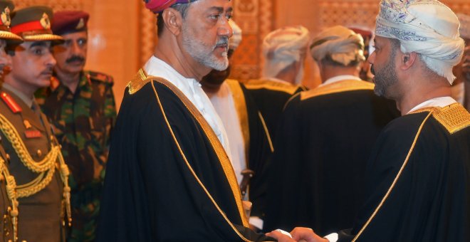 El recién jurado Sultán Haitham bin Tariq al-Said de Omán recibe condolencias durante el funeral de su primo, el fallecido Sultán Qaboos en Muscat
