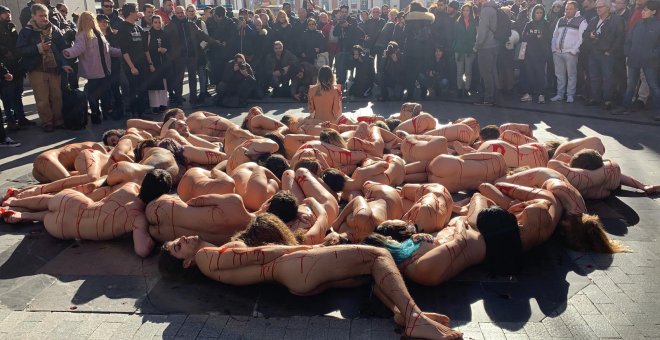 Activistas se desnudan en Madrid contra la industria peletera. TWITTER/@AnimaNaturalis