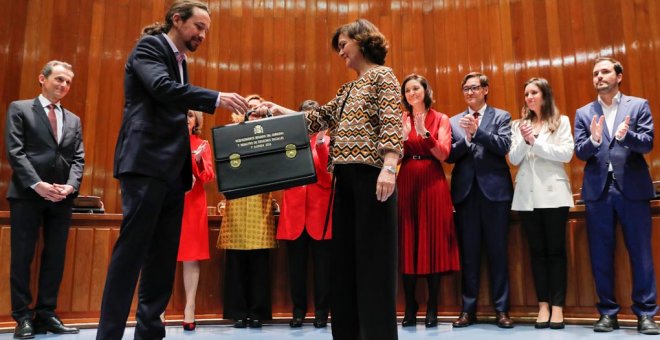 El líder de Podemos y nuevo vicepresidente de Derechos Sociales, Pablo Iglesias, recibe la cartera de manos de la vicepresidenta Carmen Calvo, en el acto de toma de posesión.. REUTERS/Susana Vera