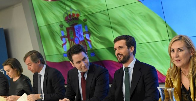 13/01/2020.- El líder del PP, Pablo Casado, junto a la vicesecretaria de Organización, Ana María Beltrán (d) y el secretario general del partido, Teodoro García Egea, durante la reunión de la Junta Directiva Nacional. / EFE - VÍCTOR LERENA